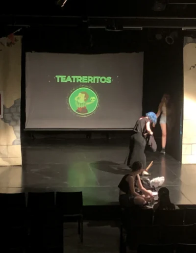 Imágenes pre muestra de teatro, armando el escenario
