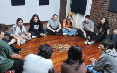 Qué beneficios tiene el teatro para los jóvenes