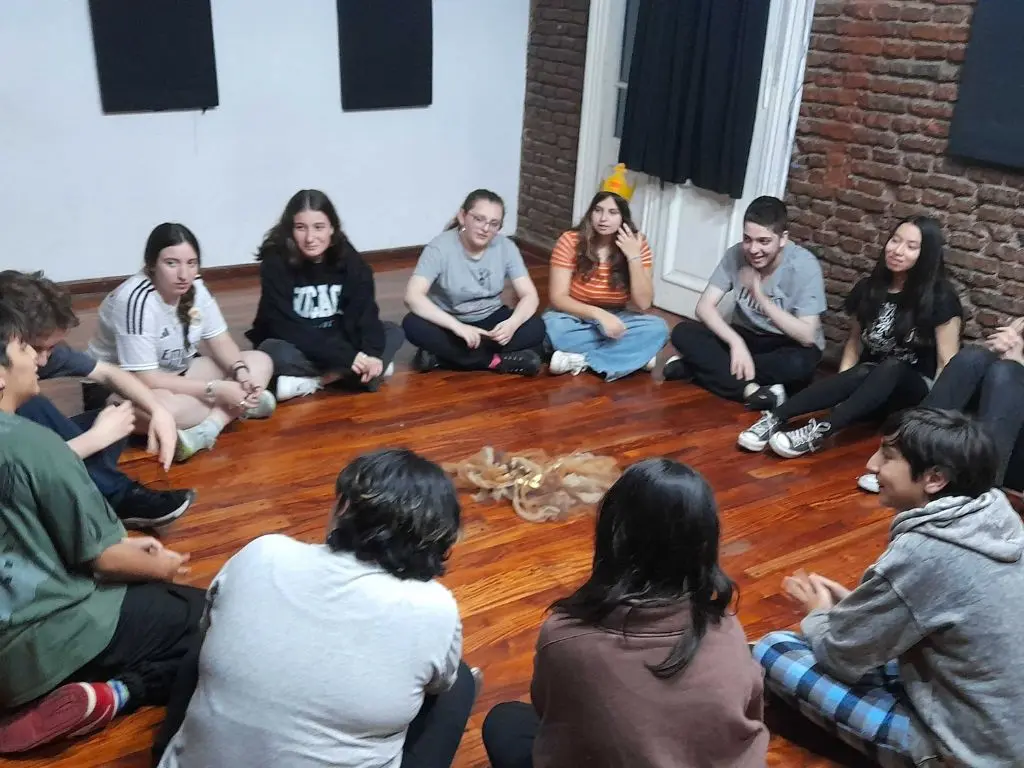Adolescentes en una clase de teatro - Teatreritos Adolescentes en una clase de teatro - Teatreritos
